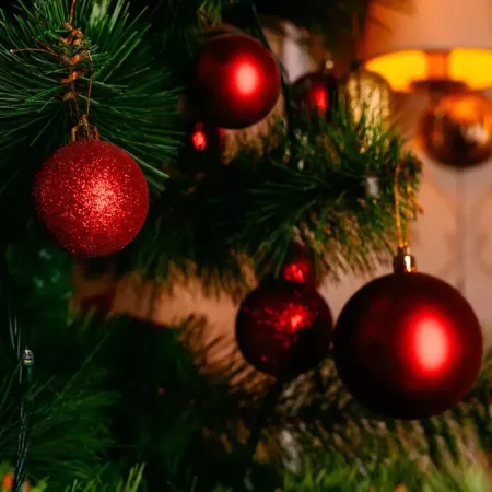 Pack 12 Bolas de Navidad Rojas 6 cm con Cordón Dorado