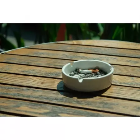 Cenicero plástico blanco 10x3 cm, fácil limpieza y uso Cenicero plástico blanco 10x3 cm, fácil limpieza y uso