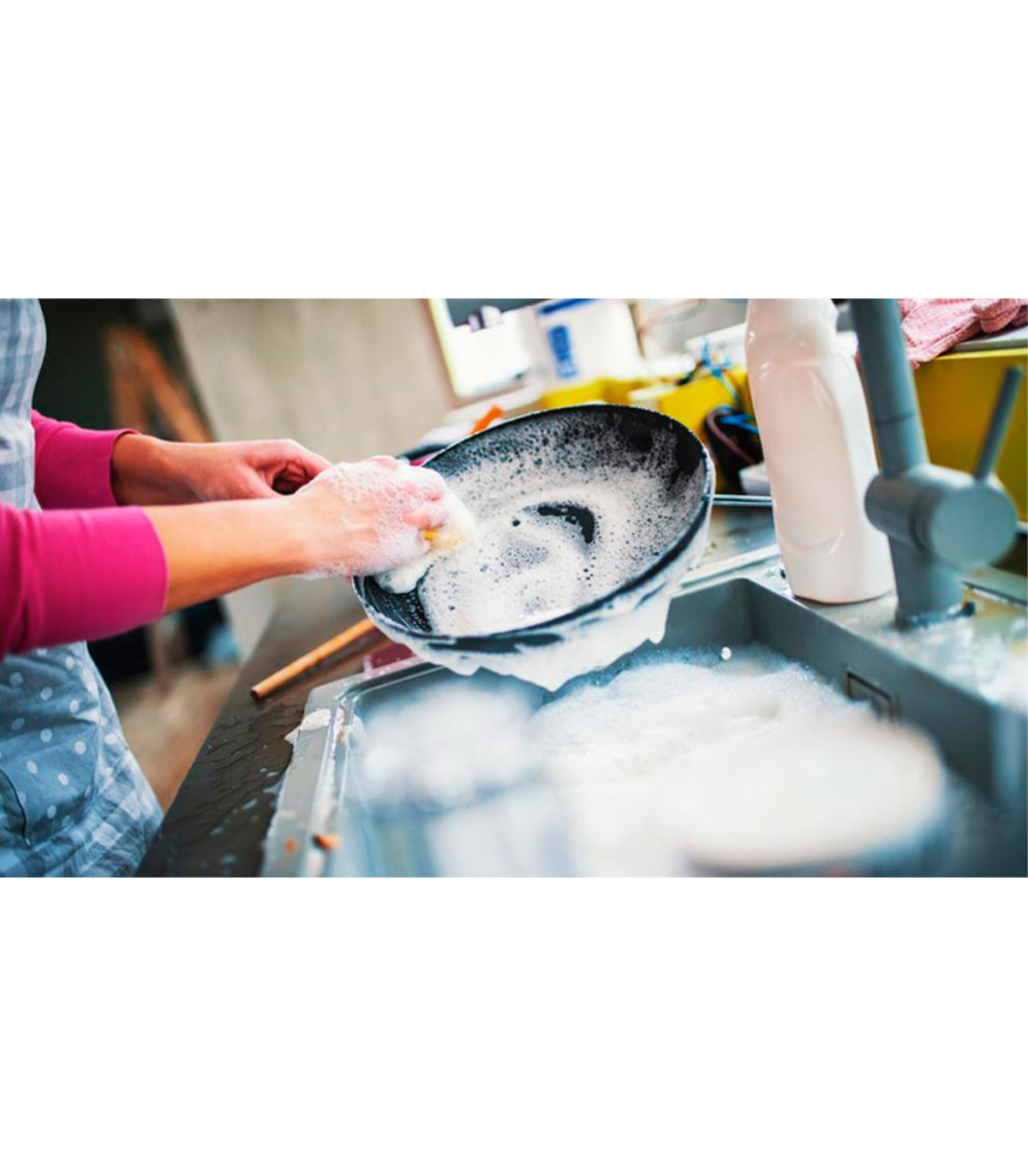 Los peligros de fregar con estropajo: esta es la forma correcta de limpiar  tu cocina